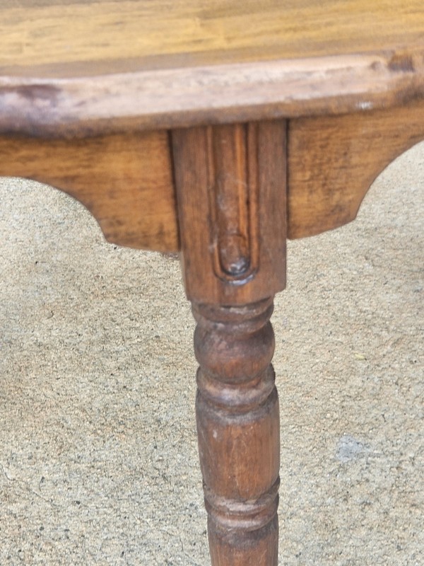 Antique Scalloped Top Accent Coffee Table With Ornate Spindle Legs gallery