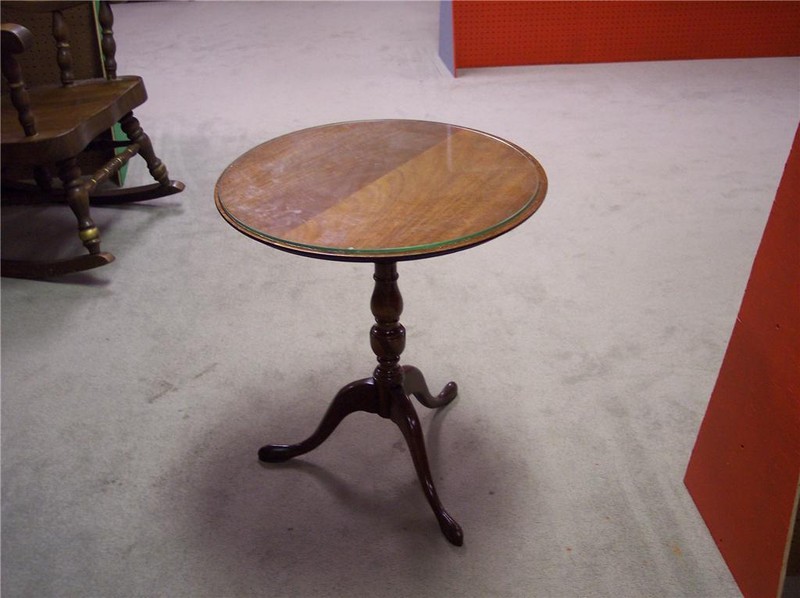 Early 1900’s Mahogany Queencity Side Table / End Table (ET270)