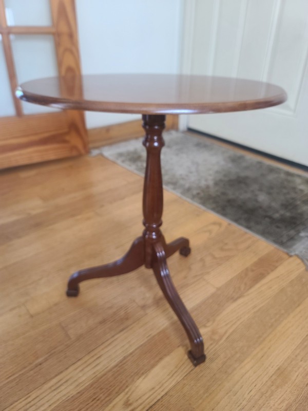 Vintage Bombay Co. Tilted Top Oval End Side Mahogany Wood Accent Table