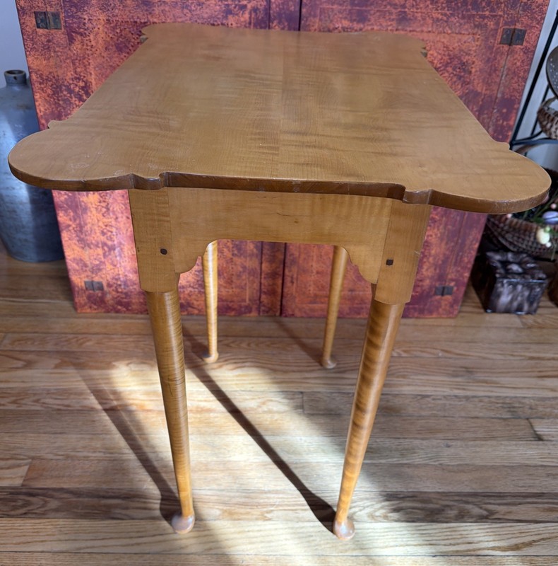 David T. Smith Tiger Maple Queen Anne Style Tea Table Ohio Artisan gallery