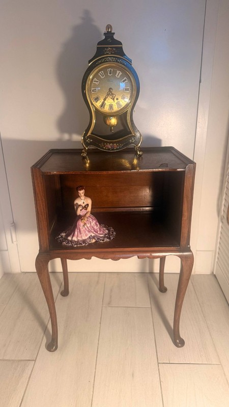 Vintage Queen Anne Side Table Walnut Veneer Cabriole Legs Wood Accent Nightstand gallery