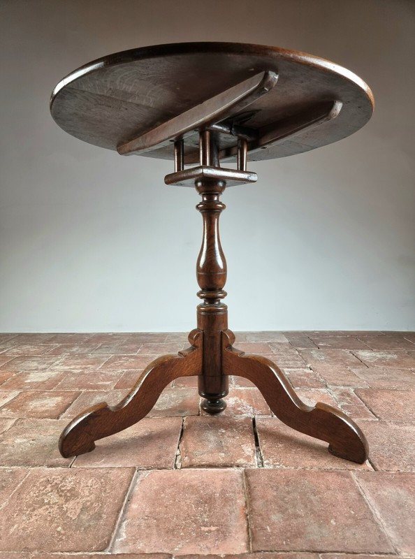 A Fine Early 18th Century Tripod Table. gallery