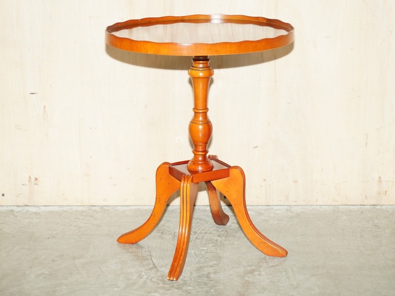 COLLECTABLE DECORATIVE BURR YEW WOOD SIDE END LAMP TABLE WITH GALLERY RAIL gallery