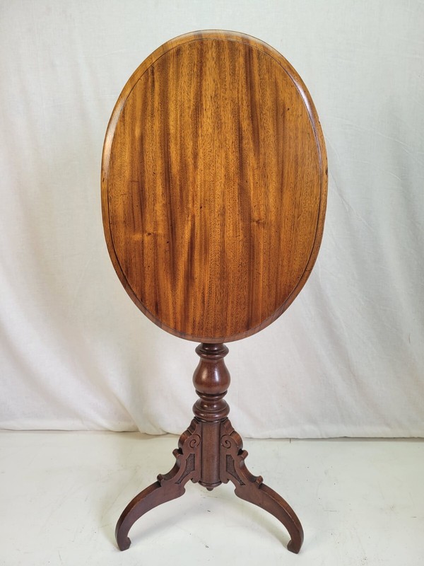 Exquisite 19th Century American Victorian Walnut Tilt-Top Table