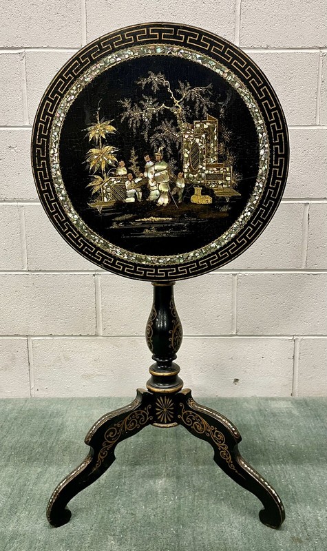 1860 English Black Lacquer Chinoiserie 20″ Tilt-Top Pedestal Table Abalone Inlay
