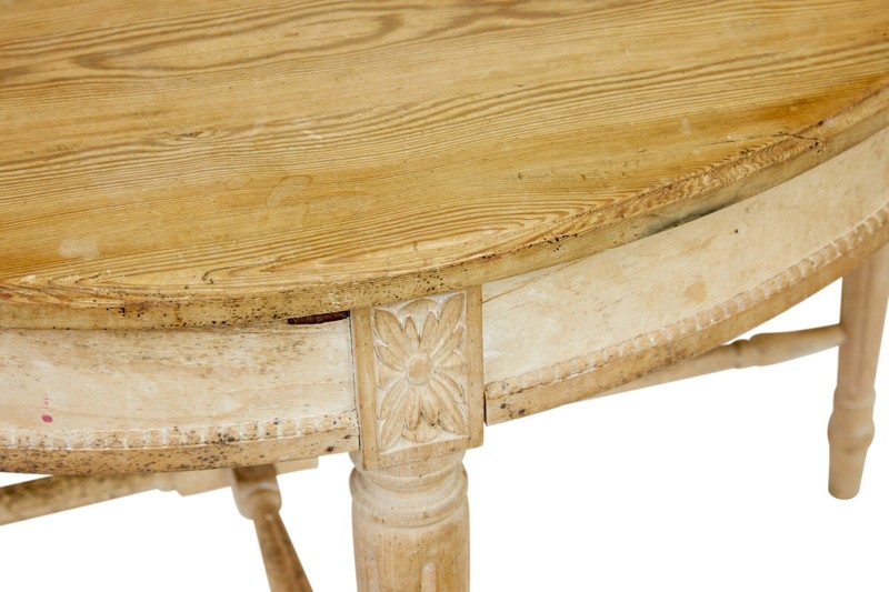 19TH CENTURY CIRCULAR SCANDINAVIAN PINE DINING TABLE gallery