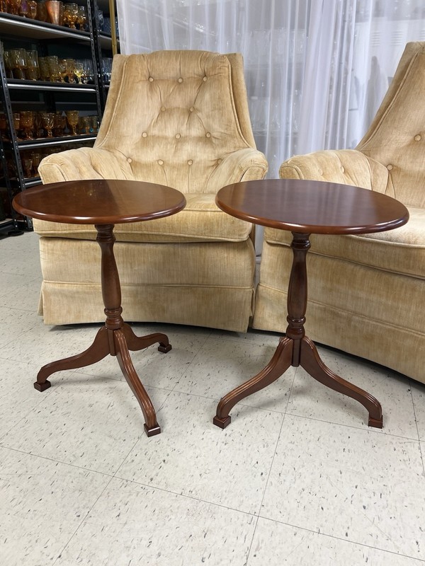 Vintage The Bombay Company Tilt Top Oval End Side Accent Table Set (2)