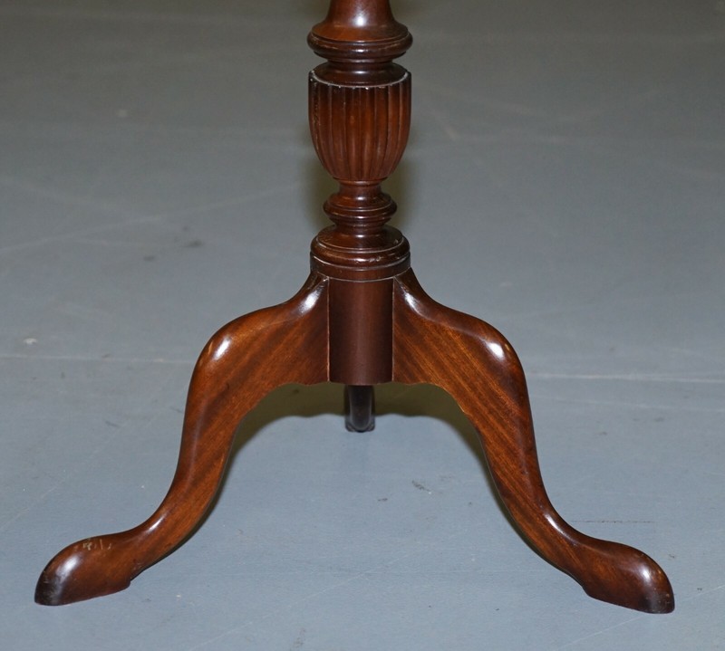 VINTAGE MAHOGANY WITH BROWN LEATHER TOP GALLERY RAIL SIDE END LAMP WINE TABLE gallery