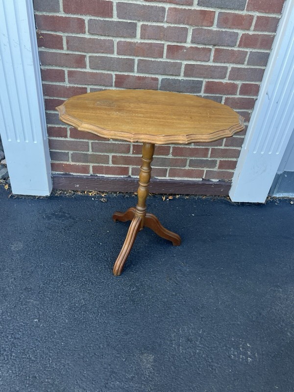 Vintage Spindle Wood Carved Pedestal Tripod Table Plant Stand/Side Table gallery