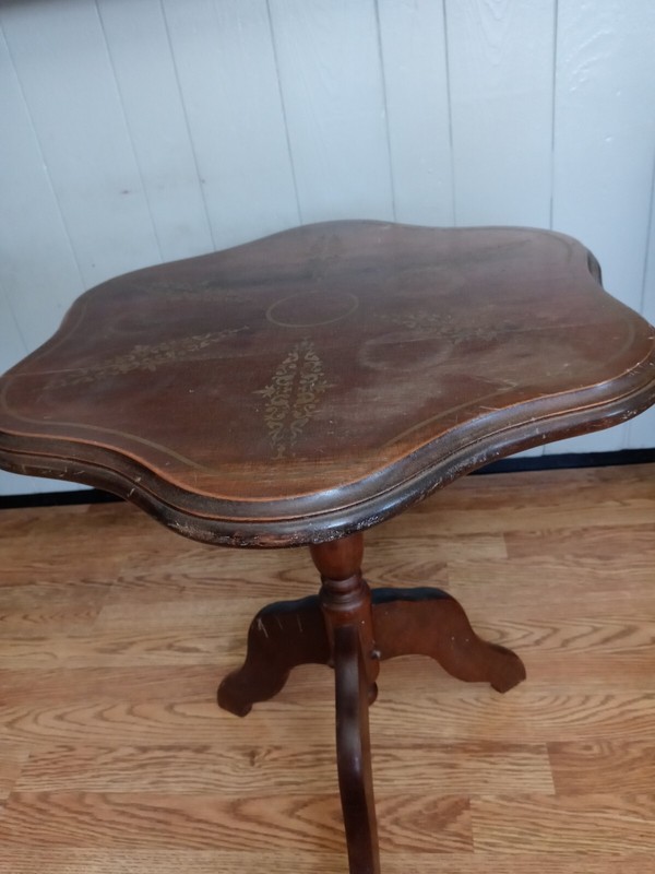 Round Mahogany Gold Leaf Rimmed Parlor Table / Lamp Table by Imperial (T63) gallery
