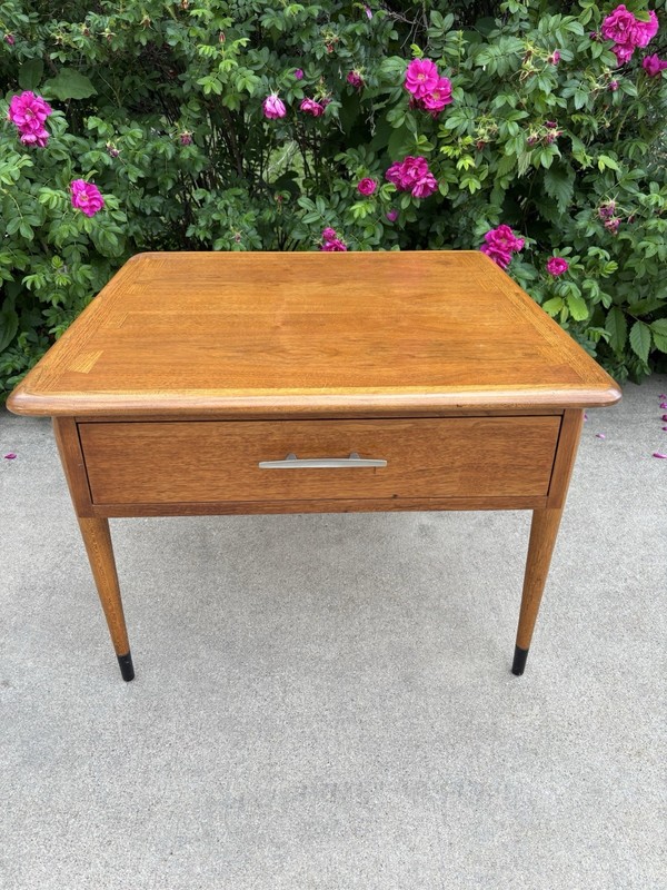 Beautiful Vintage Lane Acclaim End Table With Drawer. 28“ X 28“. ￼