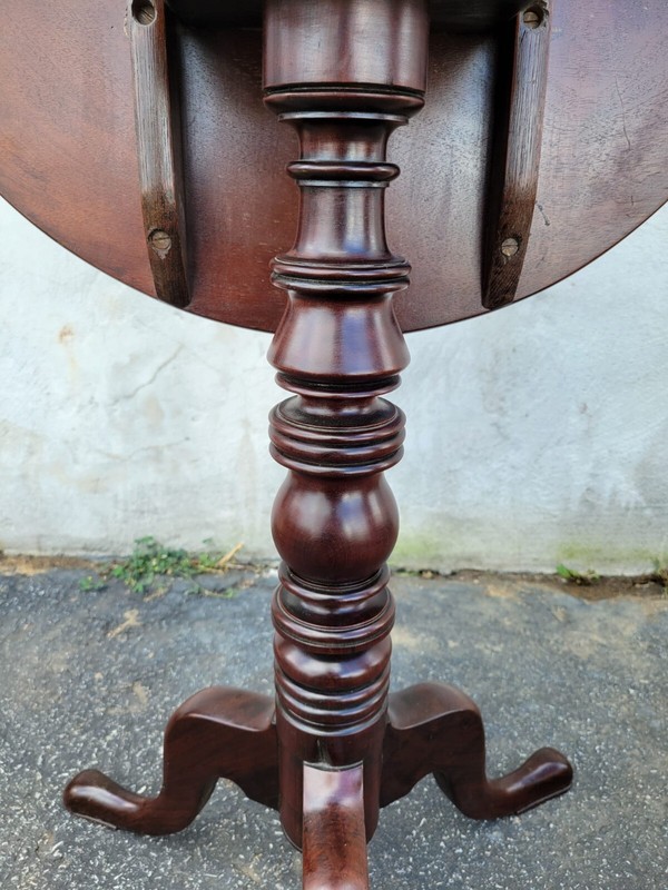 Exquisite 19th Century American Queen Anne Mahogany Tilt-Top Table gallery