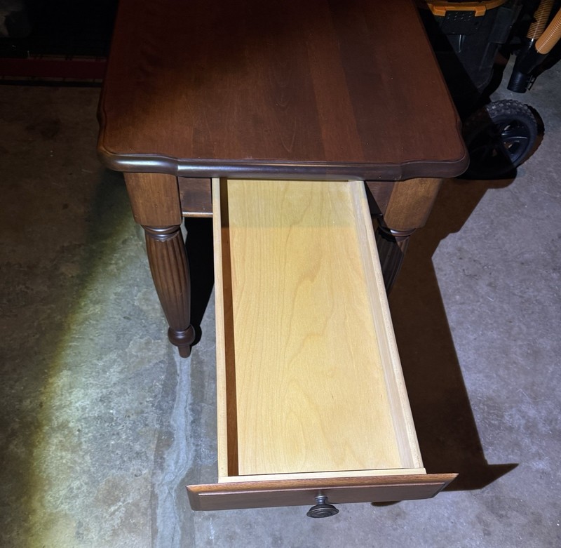 20th Century Traditional Nichols & Stone Mahogany End Table gallery