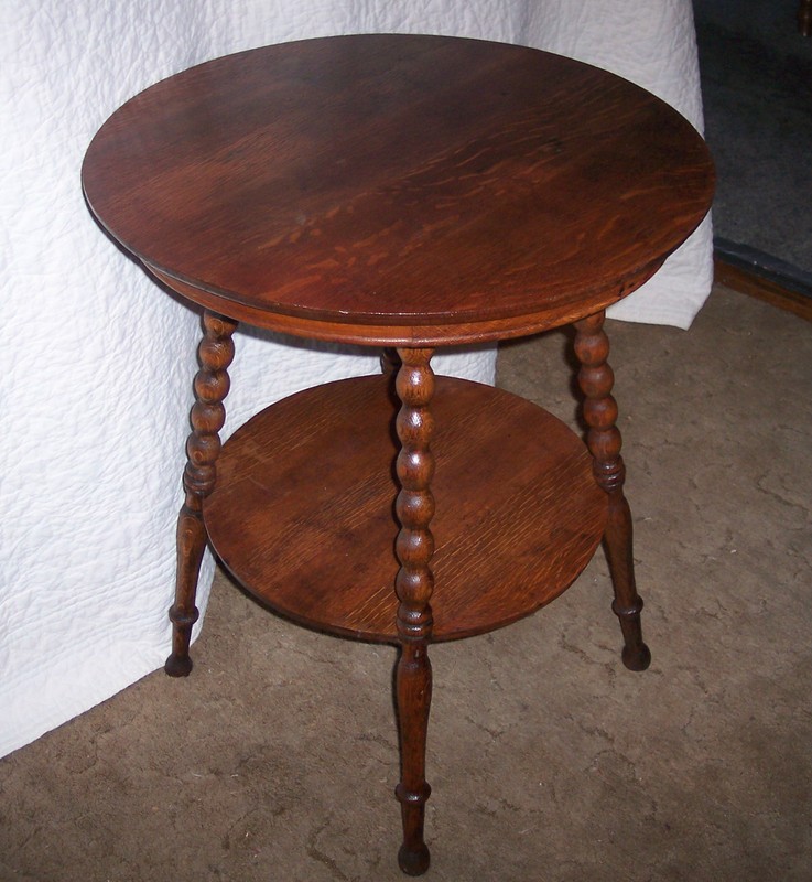 Round Quartersawn Oak Parlor Table / Center Table with Turned Legs (PRT48)