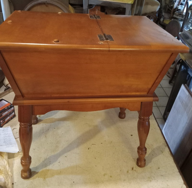Mid Century Maple Doughboy End Table / Side Table (ET824) gallery