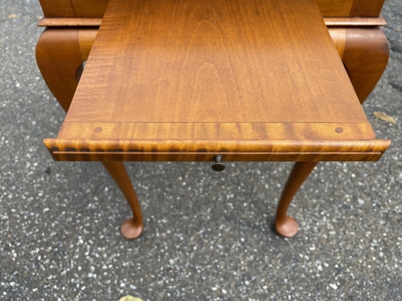 Vintage Eldred Wheeler solid tiger maple Queen Anne style tea table w 2 slides gallery