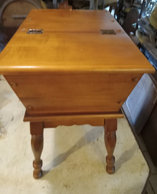 Mid Century Maple Doughboy End Table / Side Table (ET824)
