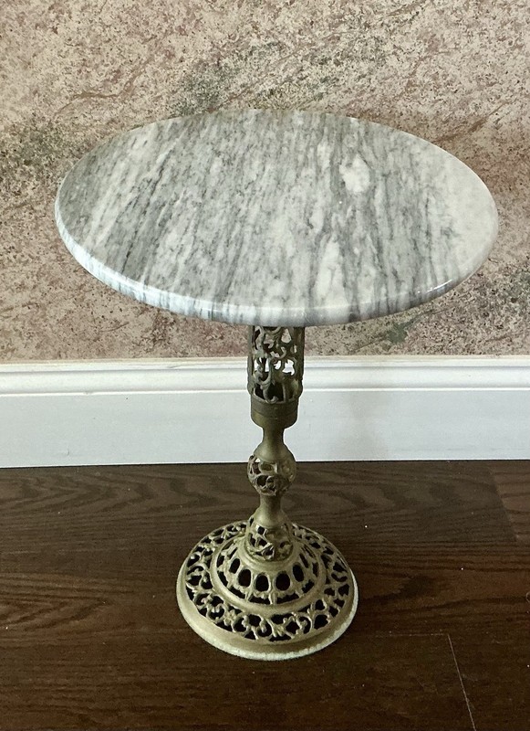 Classic Vtg French Style Marble Top Accent Table /w Reticulated Brass Base