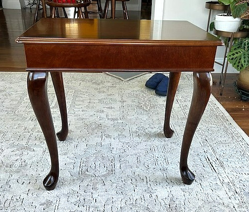 Vintage BOMBAY Queen Anne Side/ End Table – 25″ x 17 “x 24” – Versatile Piece