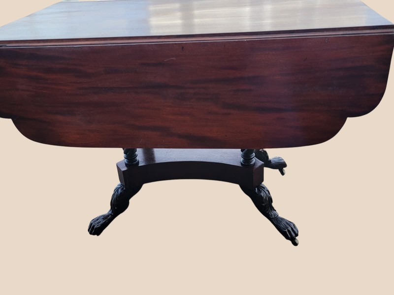Early 19th Century Federal Mahogany Drop-Leaf Table gallery