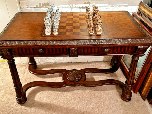 VINTAGE ORNATE WALNUT CHESS/LIBRARY TABLE &ENGLISH KNIGHTS/KING ARTHUR CHESS SET