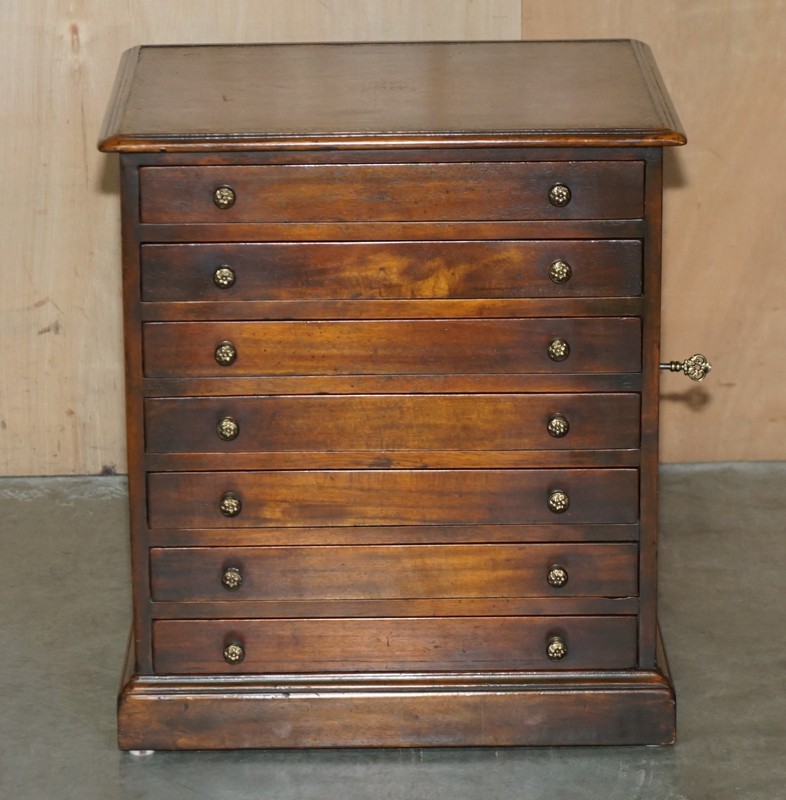UNIQUE PAIR OF LOCKABLE THEODORE ALEXANDER NIGHTSTAND COLLECTORS DRAWERS TABLES gallery