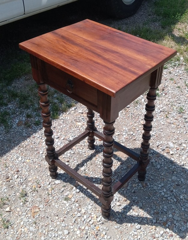 Cherry Spool Leg Lamp Table / Nightstand (ET758) gallery