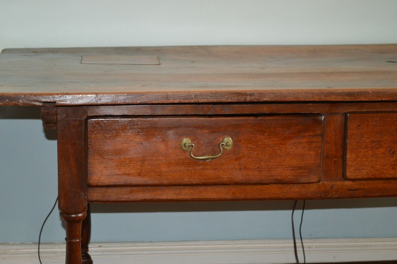 Pennsylvania Walnut Tavern Table C.1770-90 gallery