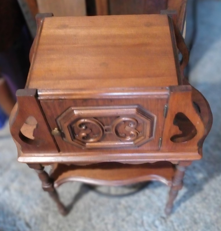 Walnut Smoke Stand Humidor (SS1)