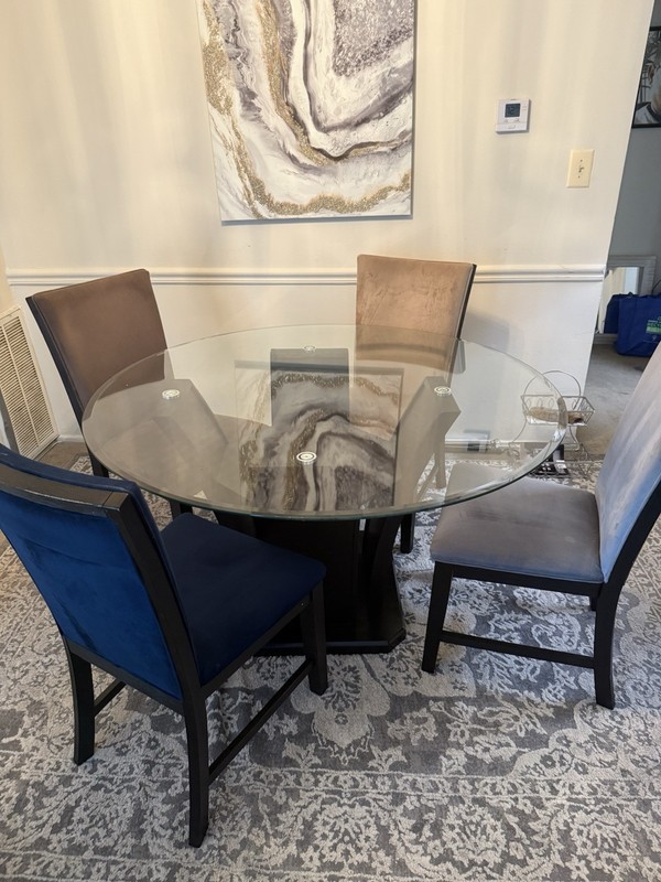 Dinner Table Comes with A Set of 4 Chairs It’s Brand New It’s Not In Use Clean!!