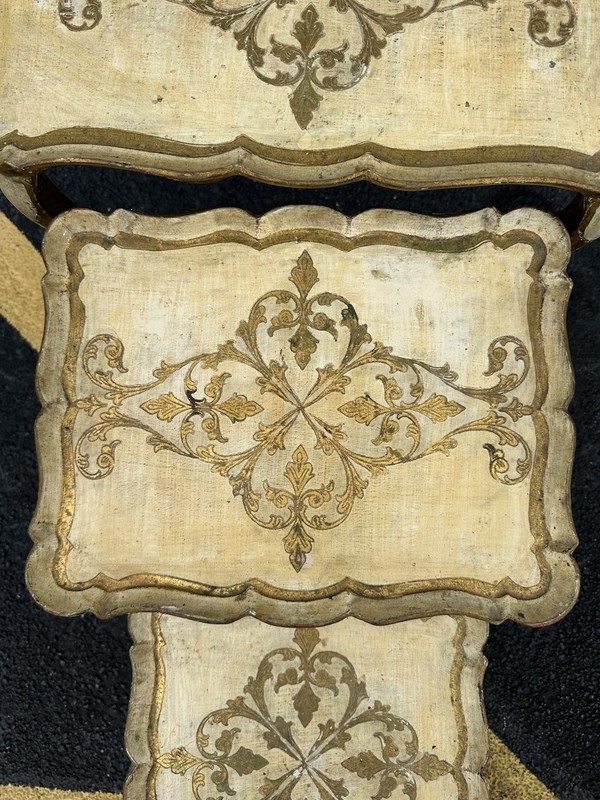 SET OF THREE FLORENTINE ITALIAN GOLD GILT WOODEN TABLES NESTING gallery