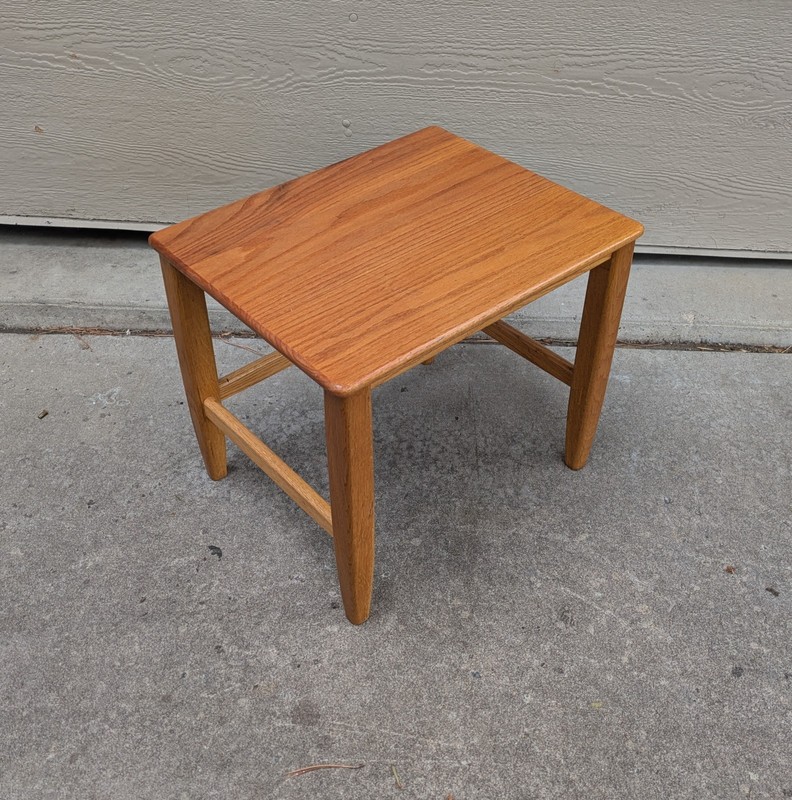 Vintage Mid Century Danish Modern Solid Oak Wood Side End Table D54