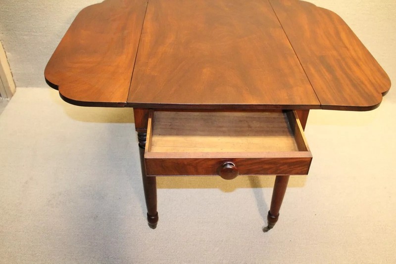 19th C. Federal American Solid Mahogany Drop Leaf Breakfast Sofa Table gallery