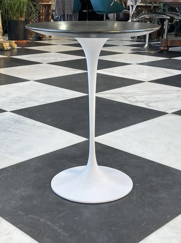 Mid-Century Modern Eero Saarinen for Knoll Tulip Side Table gallery