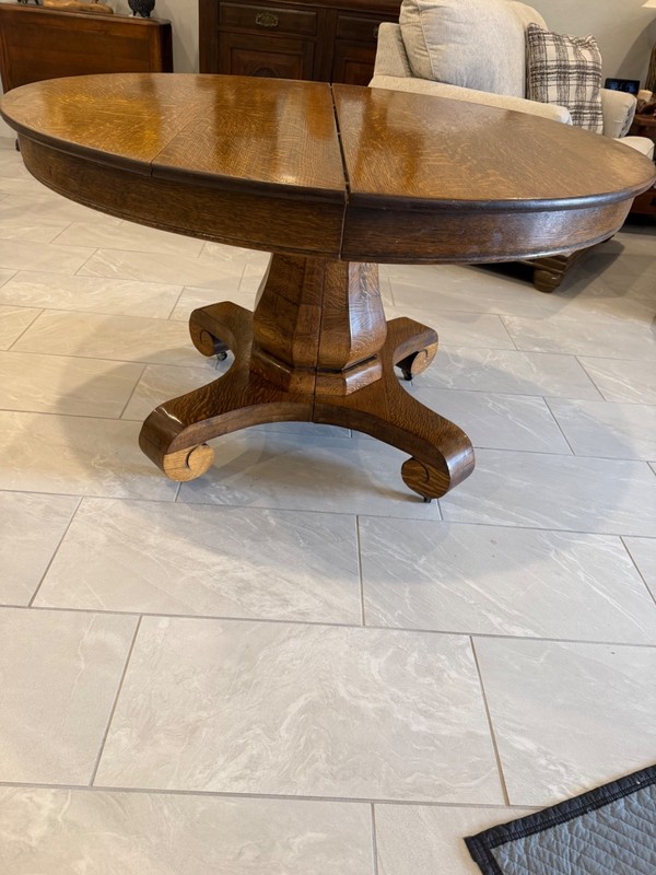 Perfect condition Mission Oak “Quarter Sawn” Dining Table 48″ Round 5 leaves