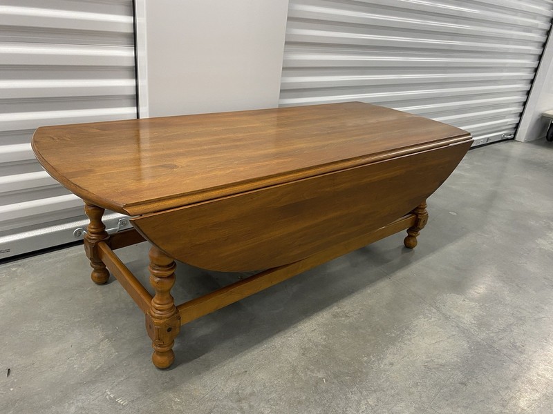 Late 20th century 1970’s Ethan Allen Early American style drop leaf coffee table
