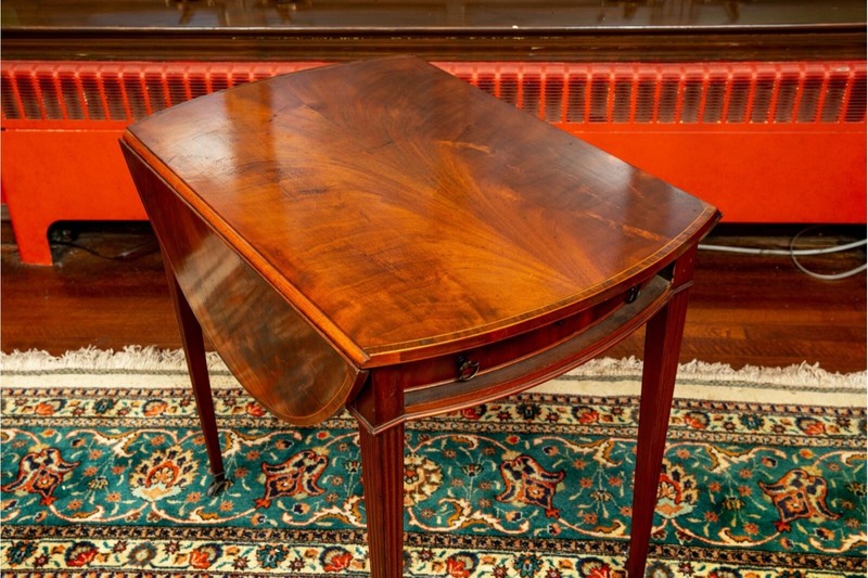 Flame Mahogany Oval Pembroke Table With Banded Inlay On Casters gallery