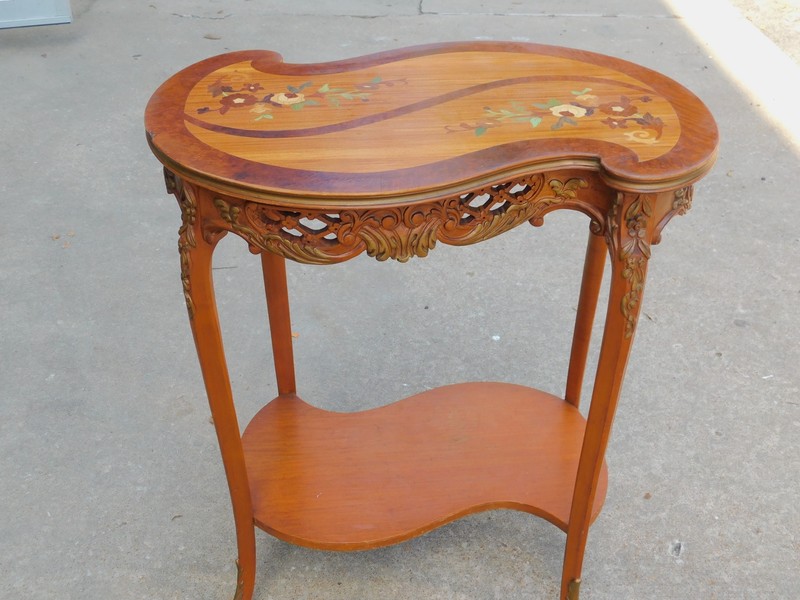 Victorian Carved Inlay Accent Table 28 1/8″h x 24″w x14″d