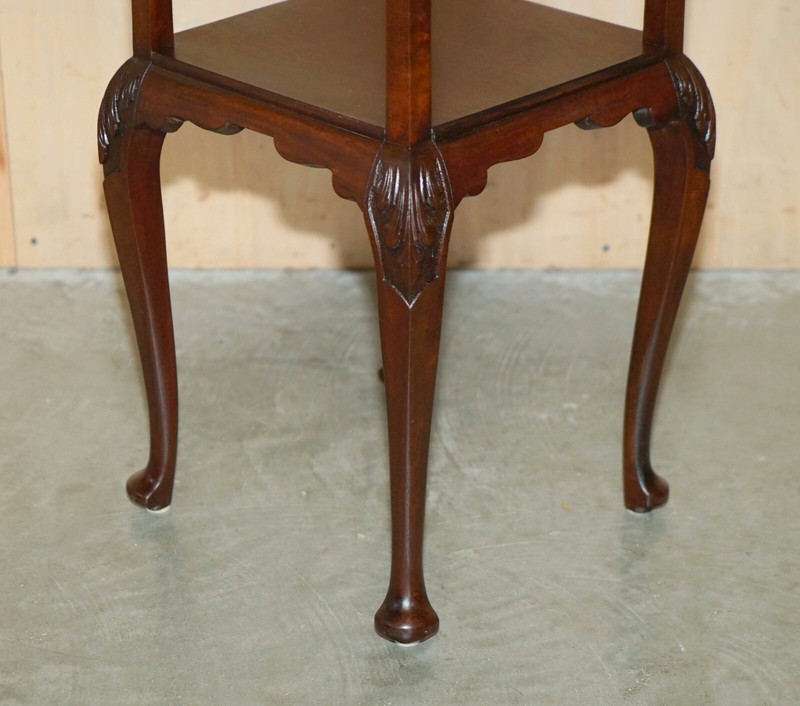 PAIR OF STUNNING THOMAS CHIPPENDALE STYLE TWO TIERED MAHOGANY SIDE END TABLES gallery