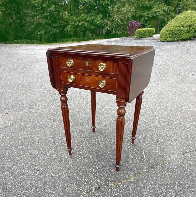Authentic Period Sheraton table or stand in flame mahogany. American, circa 1820