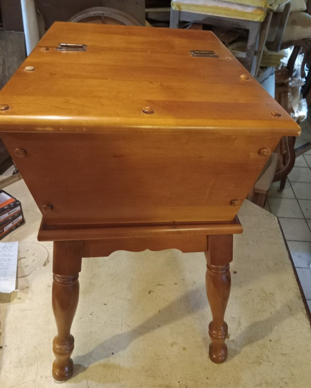 Mid Century Maple Doughboy End Table / Side Table (ET824) gallery