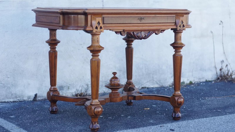 Antique 19th Century Walnut American Victorian Parlor Center Table