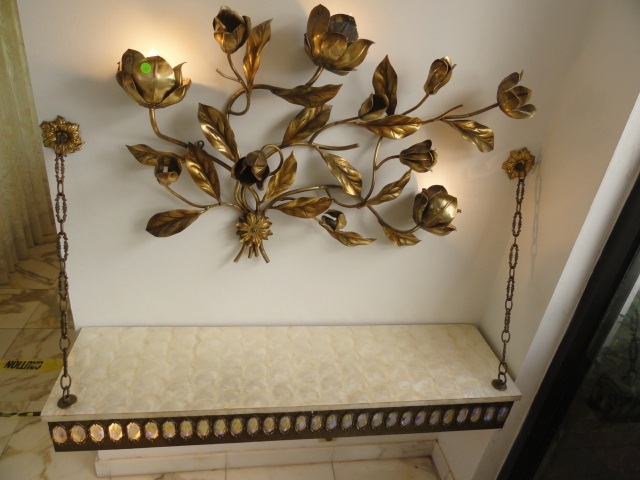 UNIQUE FOYER CANTILEVER TABLE PLATFORM WITH FANCY SHELL DESIGN TOP & LIGHT