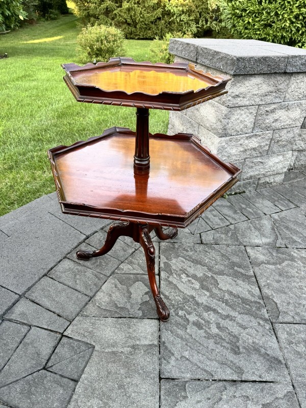 VTG Chippendale Style 2 Tier Pie Crust Carved mahogany Table Claw Foot 31×26”