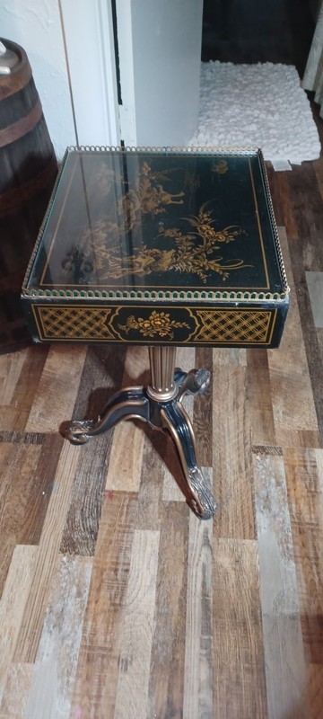 RARE FIND 1960s Drexel Heritage Et Cetera chinoiserie side table, black and gold gallery
