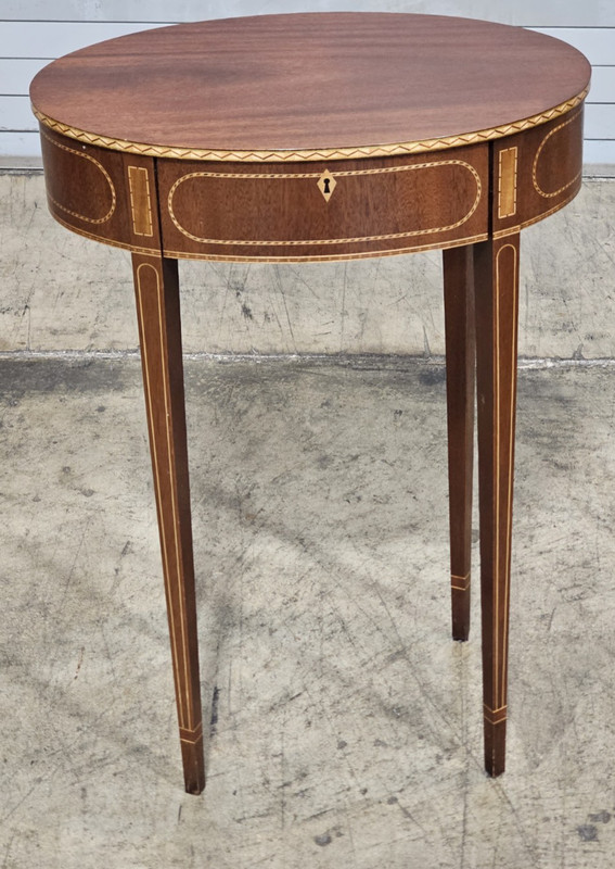 Baker Colonial Williamsburg Federal Style Mahogany Oval Inlaid Side Table Rare gallery