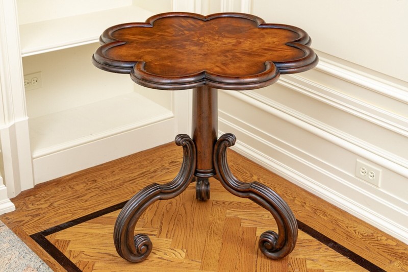 Vintage Clover Leaf Form Pie-Crust Occasional Table By Monarch For Century Furni