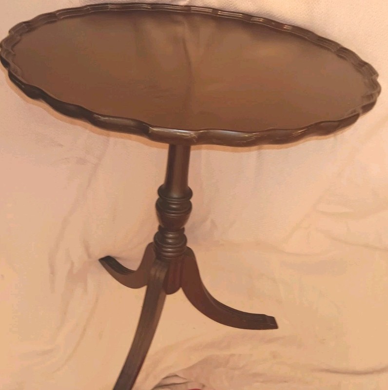 VINTAGE BRANDT FURNITURE MFG.HAGERSTOWN MARYLAND MAHOGANY PIE CRUST TOP TABLE