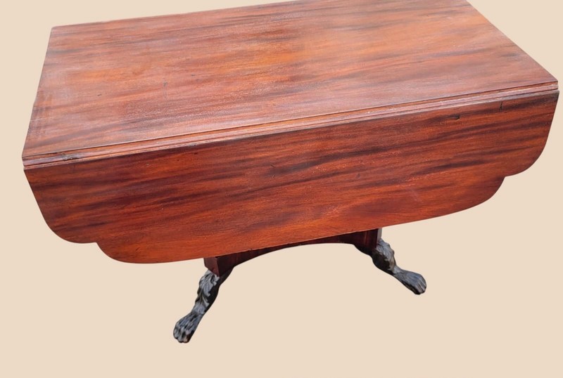 Early 19th Century Federal Mahogany Drop-Leaf Table