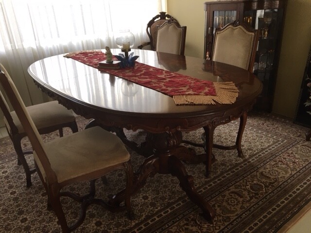 EXTENDABLE DOUBLE PEDESTAL MAHOGANY DINING TABLE SEATS 8